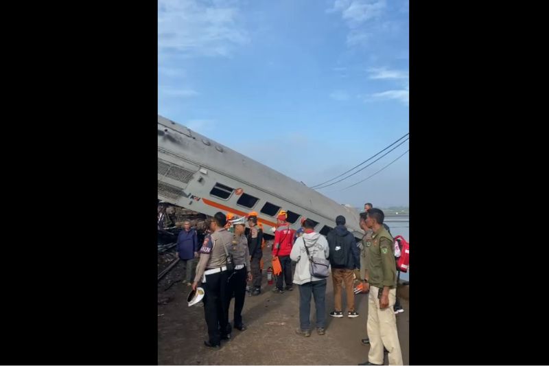 Kemenhub Terjunkan Tim Amankan Tabrakan Kereta di Bandung