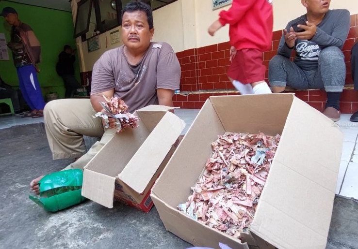 Uang Tabungan Biaya Haji Penjaga SD di Solo Dimakan Rayap