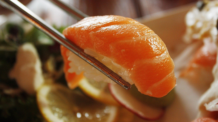 Jadi 'Salmon' demi Sushi Gratis