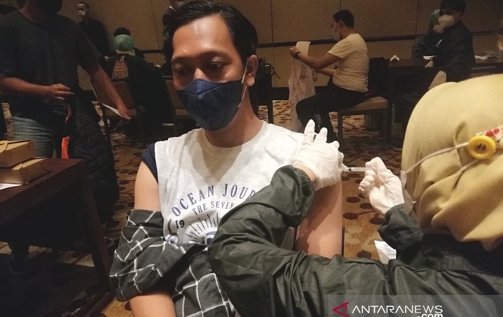 Suasana vaksinasi karyawan hotel dan restoran yang digelar di Hotel Grand Hyatt Jakarta, pada Senin (24/5/2021). (Antara/Adimas Raditya)