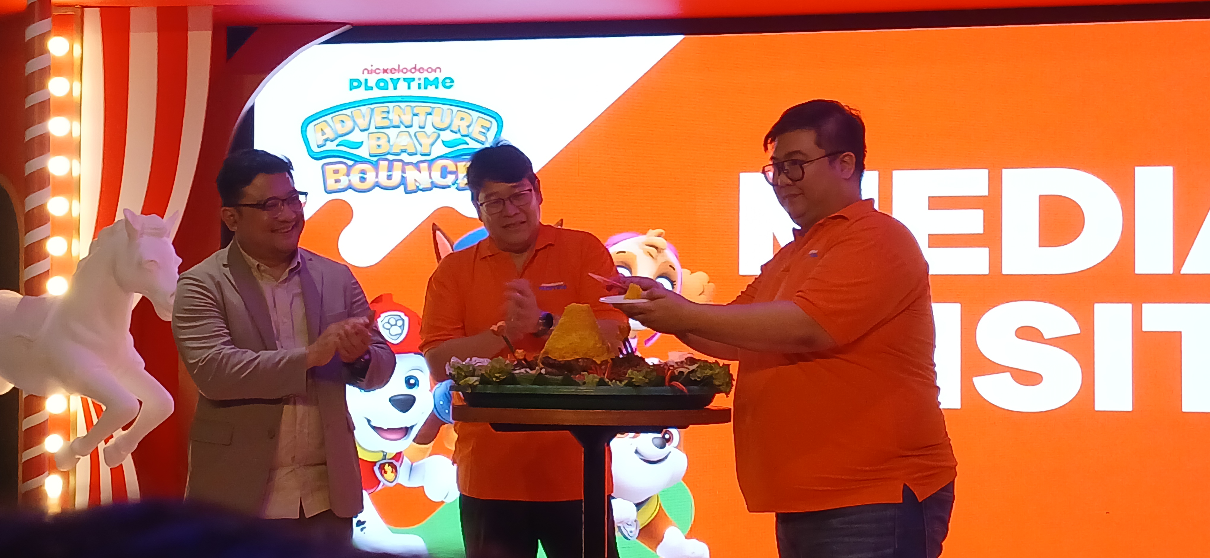 General Manager Mall and Apartements Carstensz Kantoro Permadi, Daniel Darwin dari pihak CPCM dan Chandra Sugiono mewakili pihak Provaliants Group di peresmian "Paw Patrol Adventure Bay Bounce" lobi Cartensz Mall, Tangerang, Senin (23/12)
