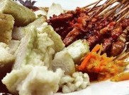 Makan Sate Lalat? Hiiii!