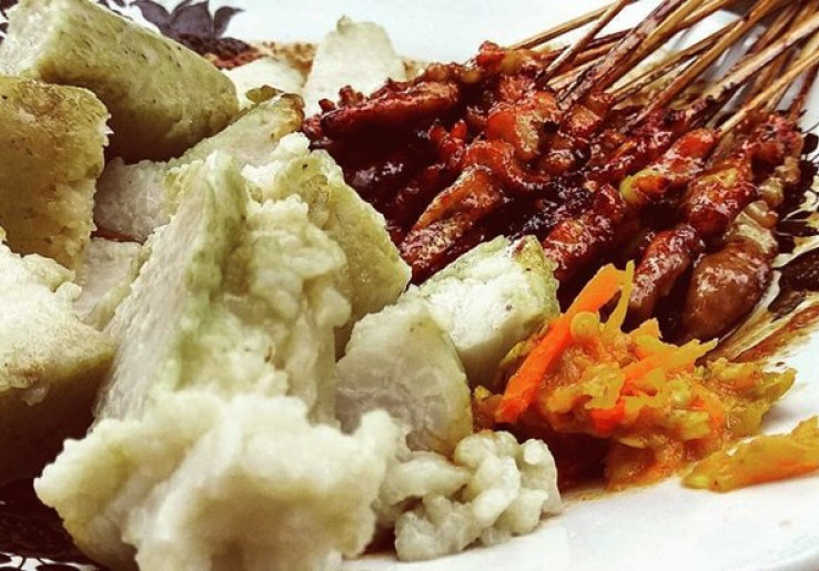 Makan Sate Lalat? Hiiii!