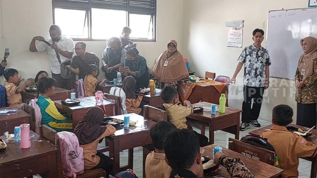Gibran Inpeksi Uji Coba Makan Bergizi Gratis di Solo, per Porsi Sajian Rp14.900
