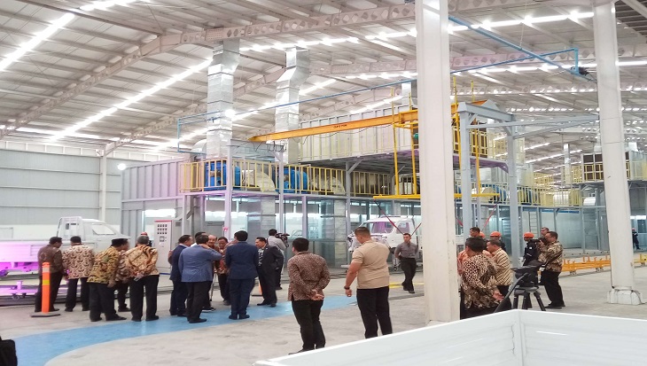Presiden Jokowi meresmikan fasilitas produksi dan peluncuran produk PT Esemkadi Desa Demangan, Kecamatan Sambi, Kabupaten Boyolali Jawa Tengah, Jumat (6/9). (MP/Ismail)