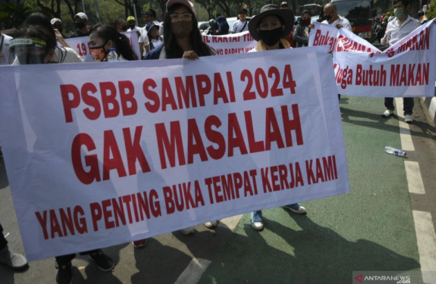 Massa aksi yang tergabung dalam Aliansi Karyawan Hiburan dan Pengusaha Hiburan melakukan aksi damai di depan Balai Kota DKI Jakarta, Selasa (21/7). (ANTARA FOTO/M Risyal Hidayat)