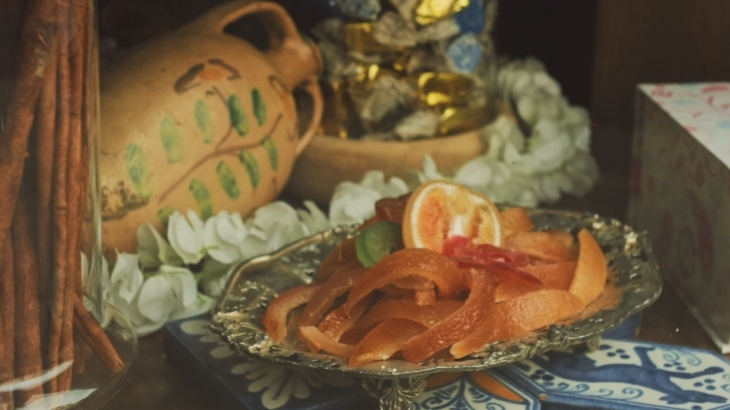 Manisan dari kulit jeruk bisa dijadikan cemilan sehat (Foto: Unsplash/Anna Auza)