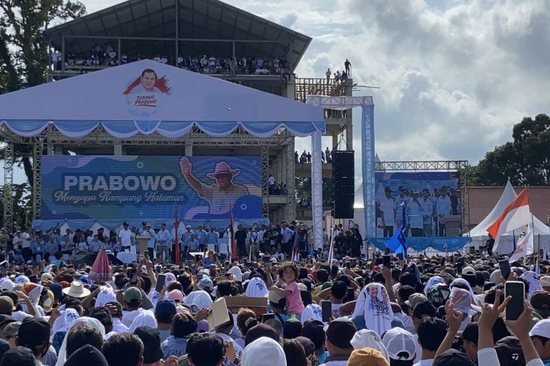 Capres nomor urut 2, Prabowo Subianto, gelar kampanye akbar bertajuk "Prabowo Menyapa Kampung Halaman" di Lapangan Schwarz, Langowan, Sulawesi Utara, Senin (5/2)