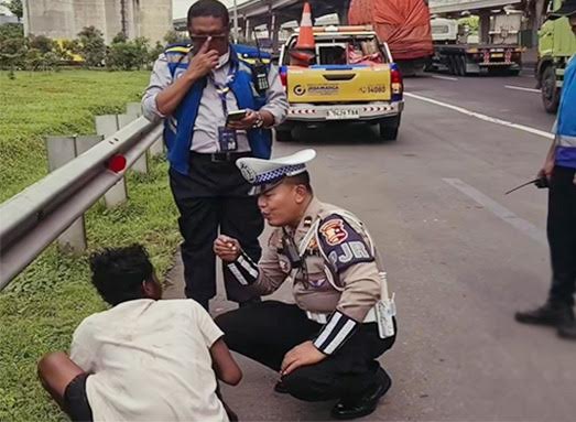 Orang Diduga Penderita Gangguan Jiwa Nyaris Terlindas Kendaraan saat Berada di Jalan Tol Jakarta-Cikampek