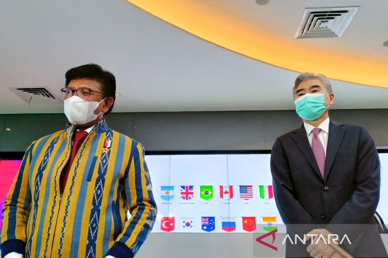 Menteri Komunikasi dan Informatika Johnny G Plate (kiri) dan Duta Besar Amerika Serikat untuk Indonesia Sung Yong Kim memberikan keterangan pers di Gedung Kementerian Komunikasi dan Informatika, Jakarta, Senin (28/3/2022). (ANTARA/Fathur Rochman)