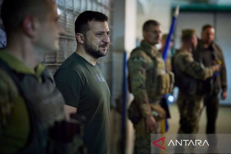Presiden Ukraina Volodymyr Zelenskyy mengunjungi basis pasukan Ukraina, saat serangan Rusia di Ukraina berlanjut, di Soledar, di wilayah Donetsk, Ukraina, 5 Juni 2022. (Layanan Pers/Kepresidenan Ukraina via Reuters/as)