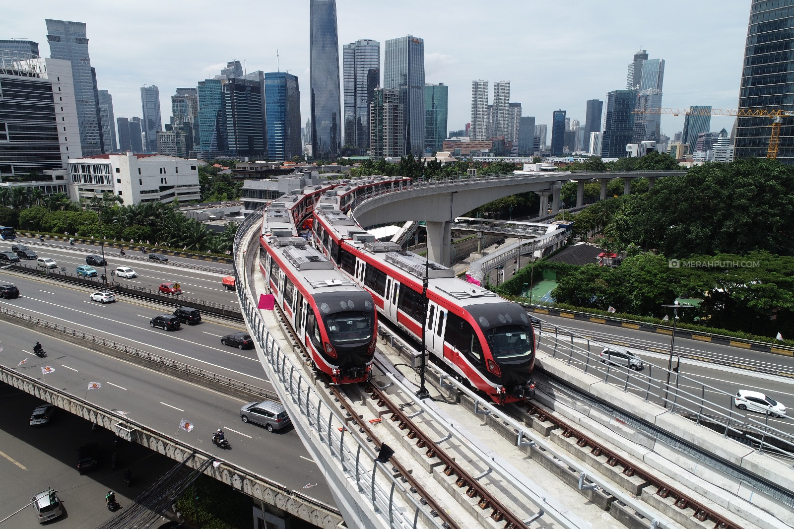 Kemenhub Buka Alasan LRT Jabodetabek Belum Beroperasi sampai Larut Malam