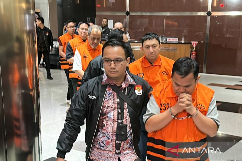 Pakai Rompi Oranye 201, Presdir Summarecon Adrianto Digiring Masuk Mobil Tahanan KPK