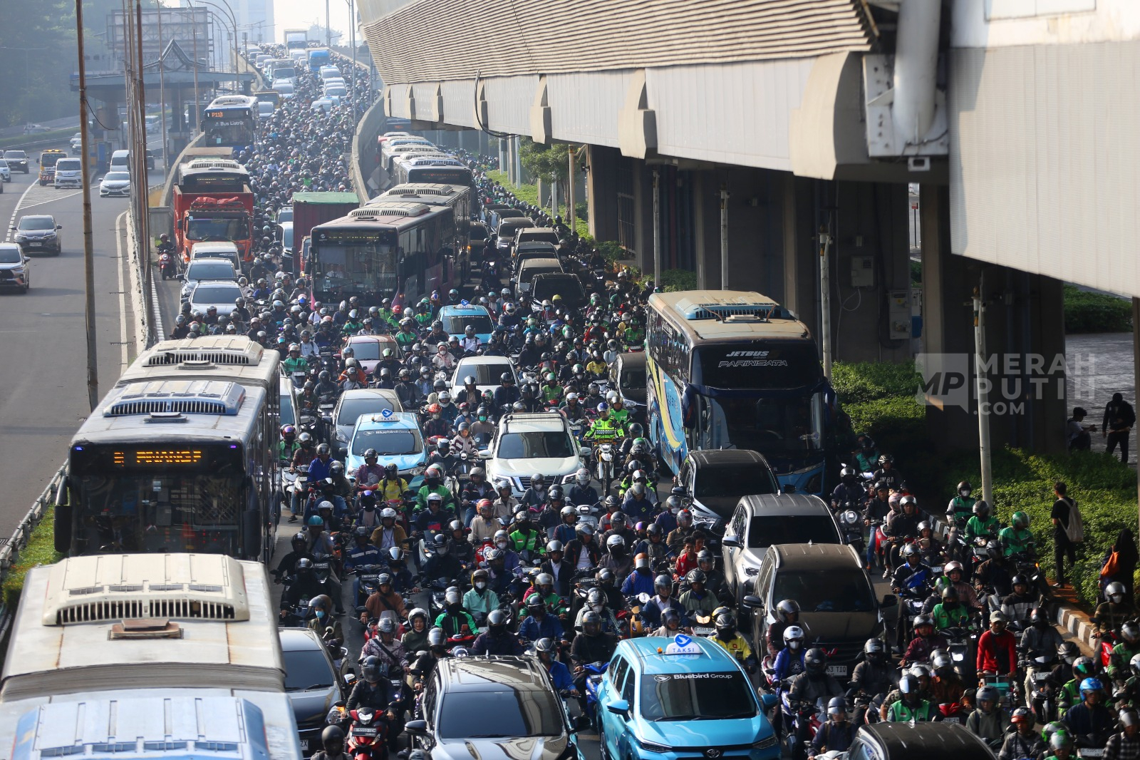 Kemacetan Lalu Lintas di Sekitar Stasiun LRT Jabodebek Pancoran pada Jam Berangkat Kerja