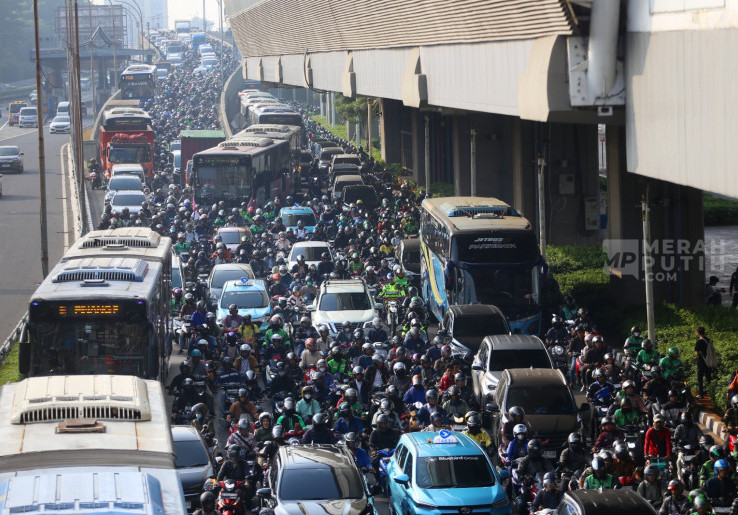 Kemacetan Lalu Lintas di Sekitar Stasiun LRT Jabodebek Pancoran pada Jam Berangkat Kerja