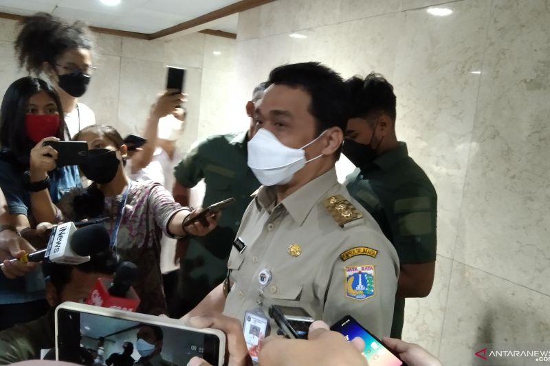 Wakil Gubernur DKI Jakarta Ahmad Riza Patria ketika diwawancarai wartawan di Balai Kota Jakarta, Senin (1/11/2021). ANTARA/Dewa Ketut Sudiarta Wiguna