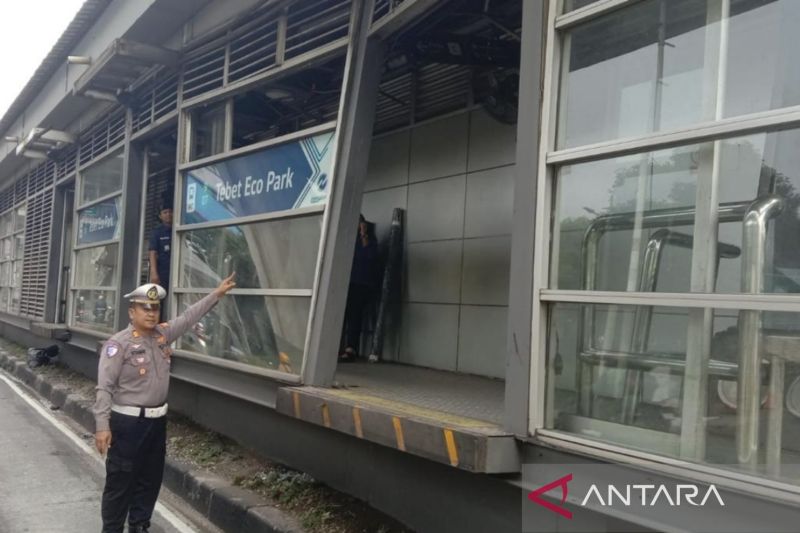 Halte Transjakarta Tebet Eco Park Jebol Ditabrak Truk, Sopir Kabur Masih Diburu Polisi
