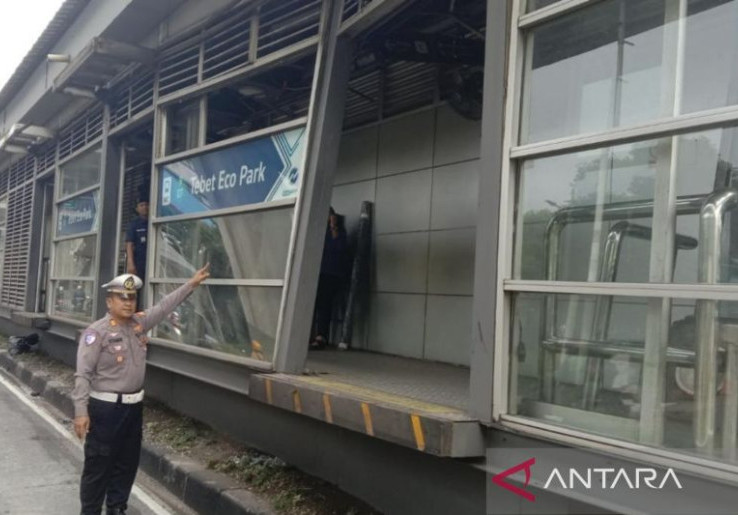 Halte Transjakarta Tebet Eco Park Jebol Ditabrak Truk, Sopir Kabur Masih Diburu Polisi