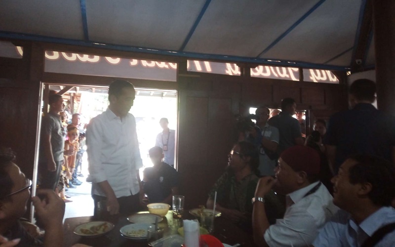Presiden Jokowi menyempatkan diri menanyakan kabar seputar Solo kepada para wartawan