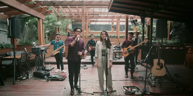 Makna dan Lirik Lagu Di Balik Layar - Juicy Luicy: Lepas Baju Mahalmu