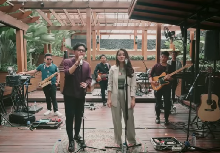 Makna dan Lirik Lagu Di Balik Layar - Juicy Luicy: Lepas Baju Mahalmu
