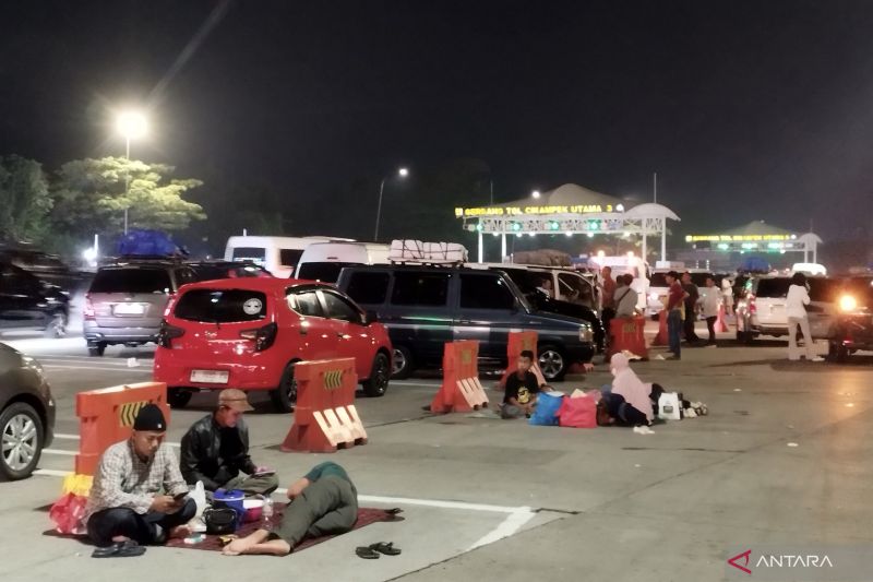 Pemudik Pilih Berangkat Saat One Way Sahur Diberlakukan di Tol Cikampek Utama