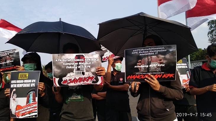 Korps Pemuda Antirasuah saat aksi di depan Istana Negara. (MP/Kanugrahan)
