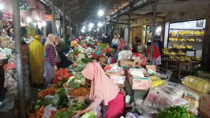 Warga membeli sayuran di Pasar Harjodaksino, Kelurahan Danukusuman, Kecamatan Serengan, Solo, Jawa Tengah, Jumat (5/2). (MP/Ismail)