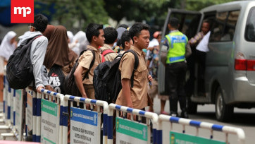 Angkot Mogok Massal, Penumpang Terlantar
