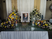 Suasana Haru Keluarga dan Kerabat Sambut Jenazah Pendiri Matahari