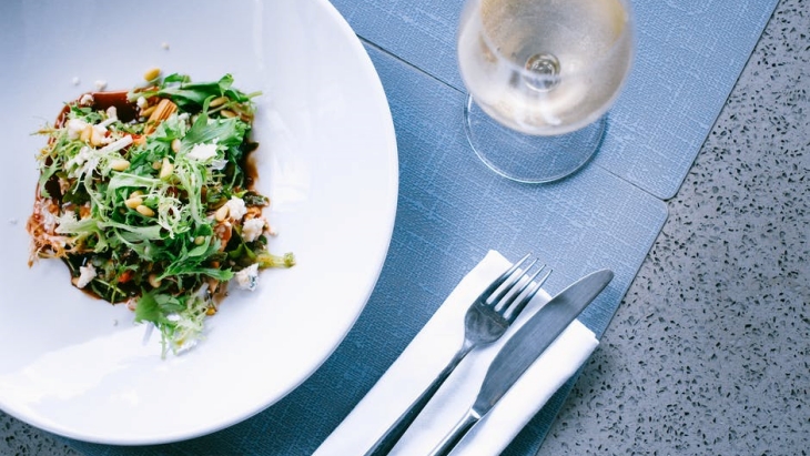 Konsumsi salad saat lapar di jam sebelum tidur bisa menjadi pilihan utama agar tetap mengenyangkan. (Foto: pexels/ROMAN ODINTSOV)