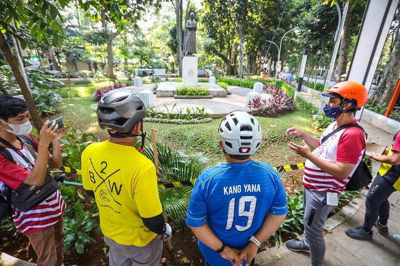 Komunitas sepeda berkeliling melakukan Cycling With Good Guide. (Foto: Humas Kota Bandung)