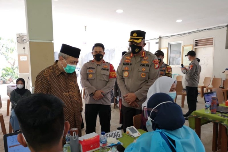 Direktur Binmas Polda Metro Jaya, Komisaris Besar Polisi Badya Wijaya meninjau vaksinasi di Pondok Pesantren Miftahul Ulum, Cilandak, Jakarta Selatan, Jumat (8/10/2021). ANTARA/HO-Pokja Jakarta Selatan