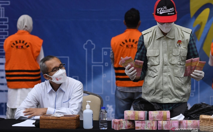 KPK Amankan Barbuk Dokumen Usai Geledah 3 Lokasi di Probolinggo