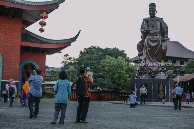 Salah satu pengunjung Sam Poo Kong memfoto patung Cheng Ho. (Foto: Rizki Fitrianto/MP)