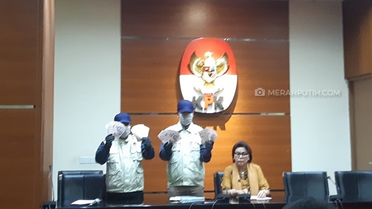Wakil Ketua KPK Basaria Panjaitan bersama petugas KPK menunjukan barang bukti uang suap yang diterima Andra Y Agussalam (MP/Ponco Sulaksono)
