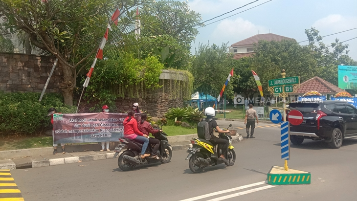 TVM Cinta Damai menggelar aksi damai dalam kegiatan peletakan batu pertama pembangunan Masjid At-Tabayyun di Taman Vila Meruya, Kembangan Jakarta Barat, Jumat (27/8). (Foto: MP/Asropih)