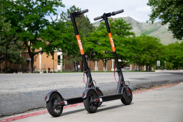 Ford Uji Coba Fitur Self-Park Scooter