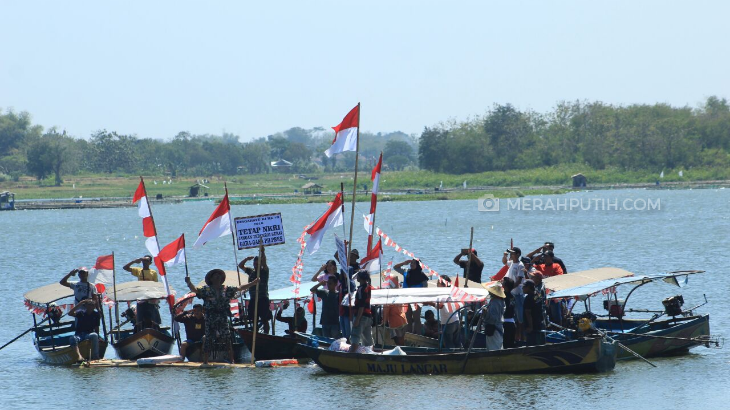 Upacara bendera di tengah Waduk Cengklik. (MP / Menang)