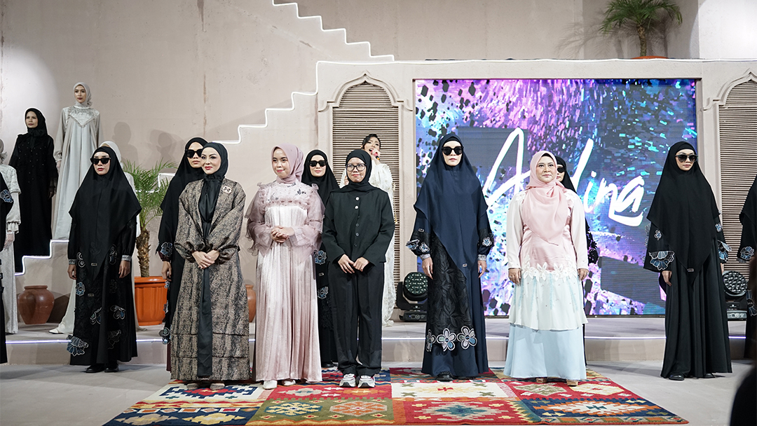 Motif Floral dan Layering dengan Material Lace untuk Tampilan Maksimal nan Versatile di Hari Raya Idul Fitri