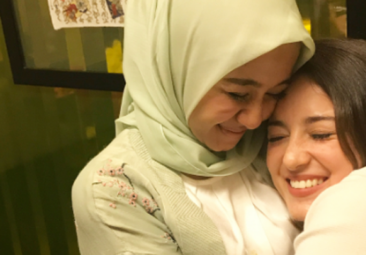 Foto Laudya Cynthia Bella dan Julie Estelle Bikin Warganet Gagal Fokus, Kenapa Ya?