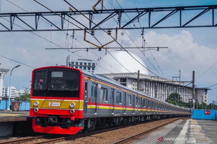 Rangkaian KRL Commuterline melintas di samping masjid Istiqlal, Jakarta Pusat, Kamis (16/4/2020). ANTARA FOTO/Paramayuda/aww.