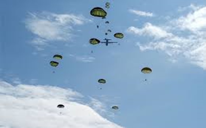 Puluhan Prajurit Paskhas TNI AU Latihan Terjun Statik dan Free Fall