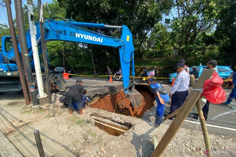 Kronologi Jalan Ambles Lenteng Agung, 2 Hari Lebarnya Jadi 4 Meter Sedalam 3 Meter