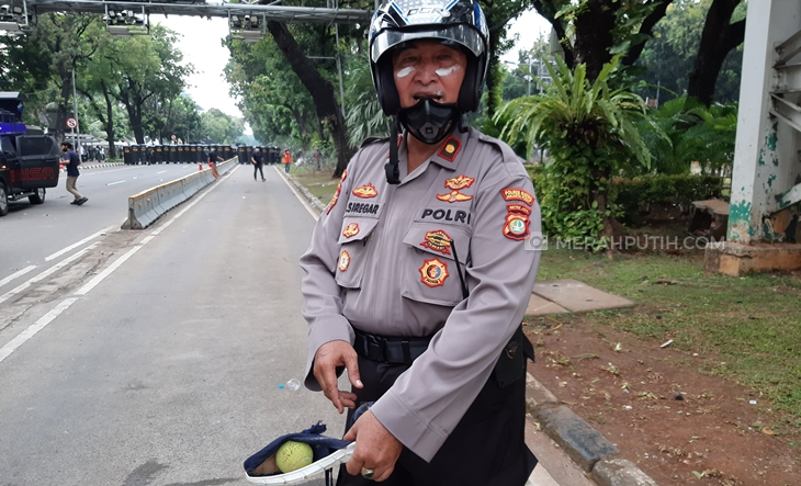 Massa Demo UU Cipta Kerja Lemparkan Bola Berisi Cairan Kimia ke Polisi