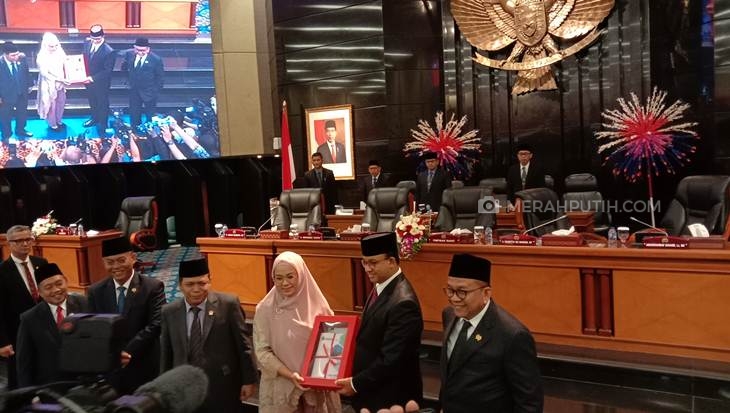 Gubernur DKI Jakarta Anies Baswedan menyerahkan Raperdan APBD DKI tahun 2020 ke DPRD. (Foto: MP/Asropih)