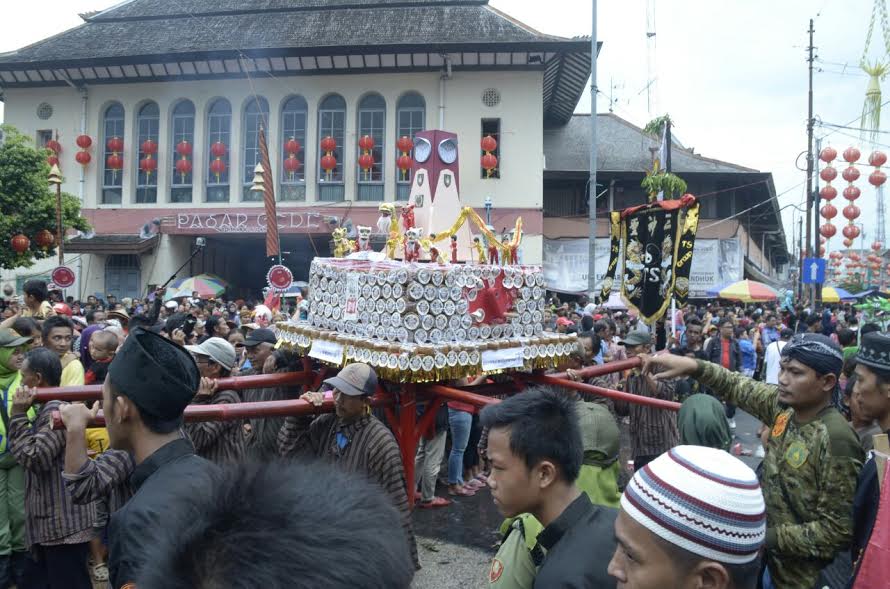 Replika Jam Dinding Pasar Gede yang terbuat dari Kue Keranjang Saat diarak pada Grebeg Sudiro. (Mp/Win)