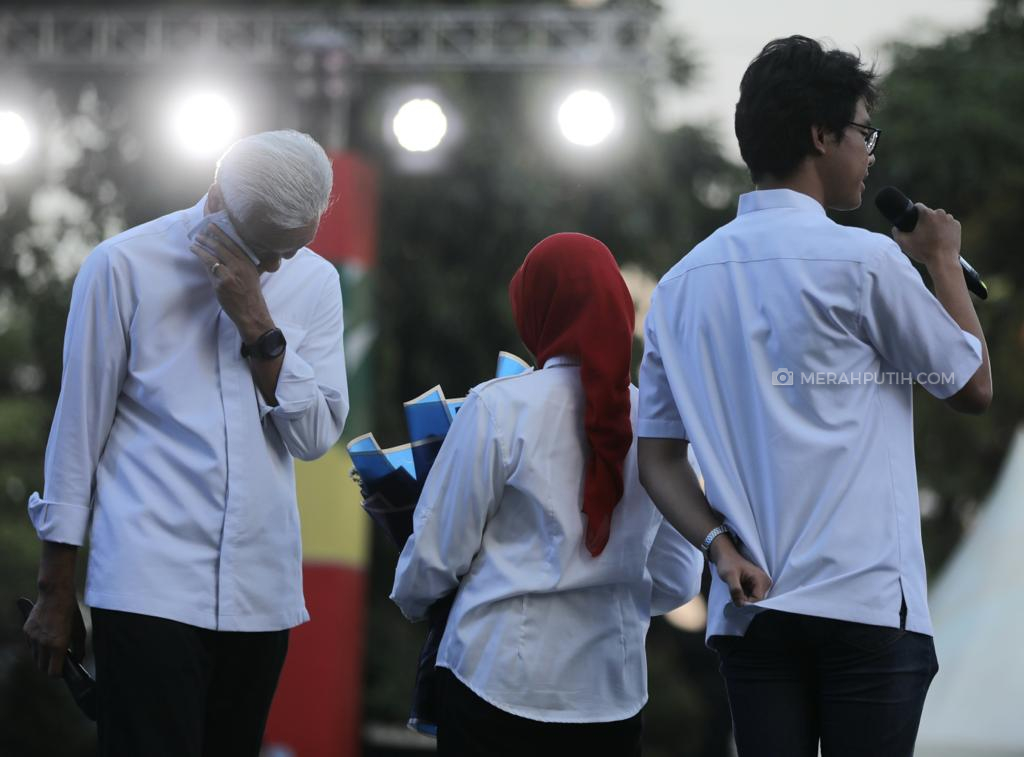Hari Terakhir Jadi Gubernur Jateng, Ganjar Menangis Saat Pamitan ke Warga