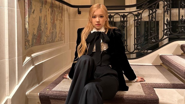 Rosé BLACKPINK Tuai Pujian karena Tetap Profesional saat Alami Malafungsi Busana