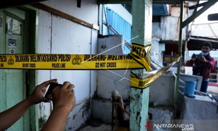 Sejumlah wartawan mengambil gambar bekas markas FPI, usai digeledah Tim Densus 88 Antiteror, di Makassar, Sulawesi Selatan, Selasa (4/5/2021). ANTARA FOTO/Abriawan Abhe/wsj.